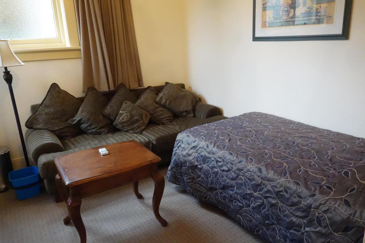 Manor Views Nz Hotel Huntly Buitenkant foto